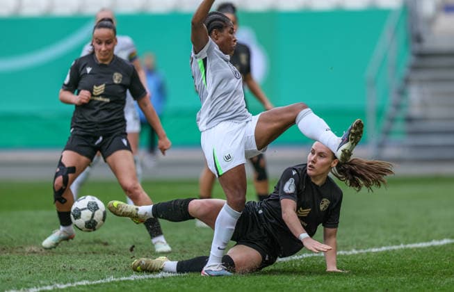 GER, Jena, Carl Zeiss Jena vs Vfl Wolfsburg, DFB-Pokal Frauen, Fussball, DFB, Spielzeit 2025 2026, ad hoc Arena im Ernst-Abbe-Sportfeld, Halbfinale im Bild v.l.: Lineth Beerensteyn (VfL Wolfsburg Frauen 9), Felicia Sträßer (Carl Zeiss Jena Frauen 8) DFB DFL REGULATIONS PROHIBIT ANY USE OF PHOTOGRAPHS AS IMAGE SEQUENCES AND OR QUASI-VIDEO, 05.04.2025 Copyright: HMBxMedia HendrikxHamelau