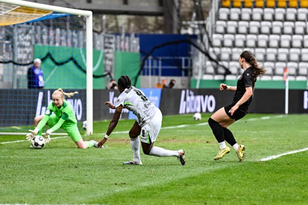 Fußball I Frauen I Saison 2025-2026 I DFB-Pokal I FC Carl Zeiss Jena - VfL Wolfsburg I 05.04.2026 Jasmin Janning (1, FC Carl Zeiss Jena) wird von Lineth Beerensteyn (9, VfL Wolfsburg) geprüft und hält den Torschuss, rechts Felicia Sophie Sträßer (8, FC Carl Zeiss Jena) Jena Ernst-Abbe-Sportfeld, ad hoc Arena Thüringen Deutschland Copyright: xLobeca InesxHähnelx