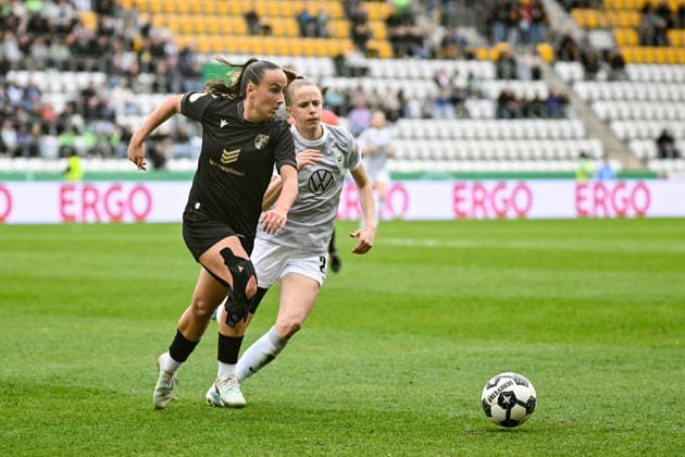 Fußball I Frauen I Saison 2025-2026 I DFB-Pokal I FC Carl Zeiss Jena - VfL Wolfsburg I 05.04.2026 Zweikampf Nelly Juckel (31, FC Carl Zeiss Jena) und Vivien Endemann (25, VfL Wolfsburg) Jena Ernst-Abbe-Sportfeld, ad hoc Arena Thüringen Deutschland Copyright: xLobeca InesxHähnelx