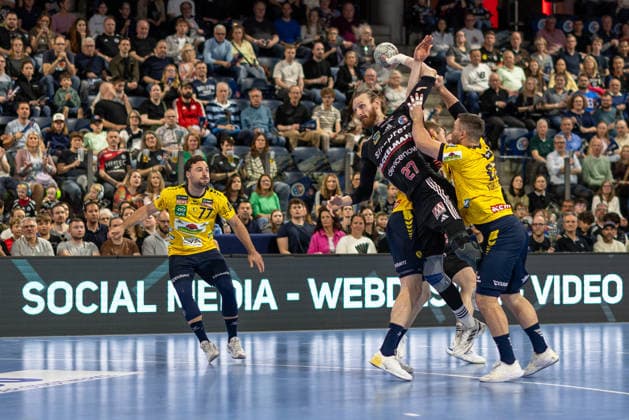 Antonio Metzner (HC Erlangen, 27) im Zweikampf mit Jannik Kohlbacher (Rhein-Neckar Löwen, 80) Dani Baijens (Rhein-Neckar Löwen, 77) HC Erlangen vs. Rhein-Neckar Löwen, Handball, 1. Handball Bundesliga, Saison 2025 2026, 28. Spieltag, 05.04.2026 HC Erlangen vs. Rhein-Neckar Löwen, Handball, 1. Handball Bundesliga, Saison 2025 2026, 28. Spieltag, 05.04.2026 Nuernberg Copyright: xEibner-Pressefoto ArdanxFuessmanx EP_AFN