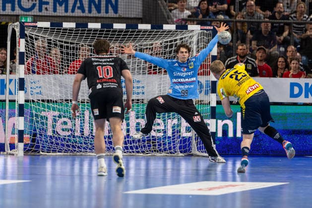 Wurf von Haukur Thrastarson (Rhein-Neckar Löwen, 25) auf Tin Herceg (HC Erlangen, 99) im Tor. Florian Scheerer (HC Erlangen, 10) HC Erlangen vs. Rhein-Neckar Löwen, Handball, 1. Handball Bundesliga, Saison 2025 2026, 28. Spieltag, 05.04.2026 HC Erlangen vs. Rhein-Neckar Löwen, Handball, 1. Handball Bundesliga, Saison 2025 2026, 28. Spieltag, 05.04.2026 Nuernberg Copyright: xEibner-Pressefoto ArdanxFuessmanx EP_AFN