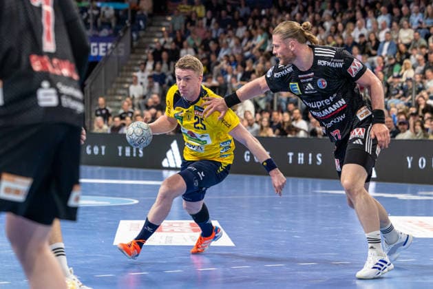Zweikampf zwischen Haukur Thrastarson (Rhein-Neckar Löwen, 25) und Maciej Gebala (HC Erlangen, 77) HC Erlangen vs. Rhein-Neckar Löwen, Handball, 1. Handball Bundesliga, Saison 2025 2026, 28. Spieltag, 05.04.2026 HC Erlangen vs. Rhein-Neckar Löwen, Handball, 1. Handball Bundesliga, Saison 2025 2026, 28. Spieltag, 05.04.2026 Nuernberg Copyright: xEibner-Pressefoto ArdanxFuessmanx EP_AFN