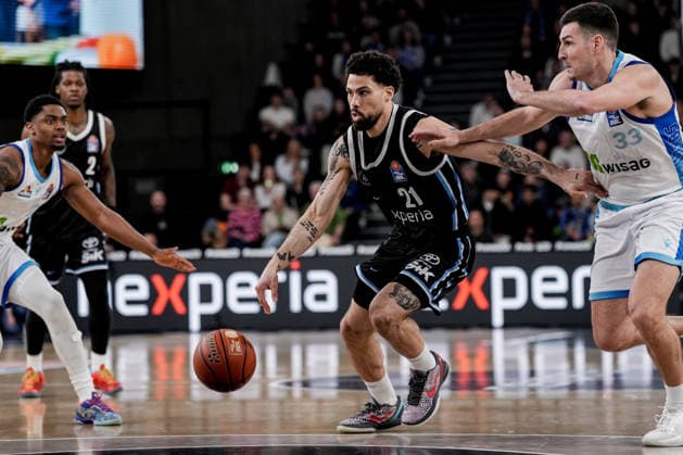 Deutschland: easyCredit BBL, Hauptrunde 2025 26, 28. Spieltag Veolia Towers Hamburg vs Frankfurt Skyliners Inselpark Arena (Hamburg): Devon Daniels (Veolia Towers Hamburg, 21), Ryan Hawkins (Frankfurt Skyliners, 33) Copyright: xStefanxTrochax