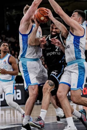 Deutschland: easyCredit BBL, Hauptrunde 2025 26, 28. Spieltag Veolia Towers Hamburg vs Frankfurt Skyliners Inselpark Arena (Hamburg): Devon Daniels (Veolia Towers Hamburg, 21) am Ball, geht durch 2 Mann durch, unterm Korb Copyright: xStefanxTrochax