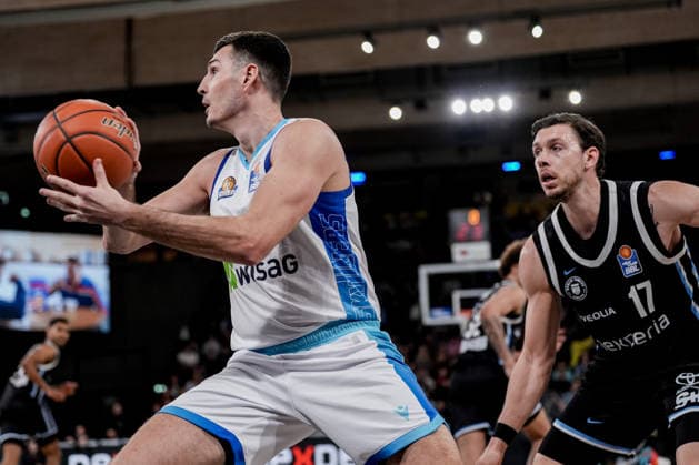 Deutschland: easyCredit BBL, Hauptrunde 2025 26, 28. Spieltag Veolia Towers Hamburg vs Frankfurt Skyliners Inselpark Arena (Hamburg): Ryan Hawkins (Frankfurt Skyliners, 33), Jan Niklas Wimberg (Veolia Towers Hamburg, 17) Copyright: xStefanxTrochax