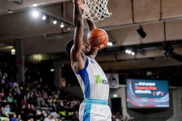 Deutschland: easyCredit BBL, Hauptrunde 2025 26, 28. Spieltag Veolia Towers Hamburg vs Frankfurt Skyliners Inselpark Arena (Hamburg): William Christmas (Frankfurt Skyliners, 8), Dunking Dunk Copyright: xStefanxTrochax