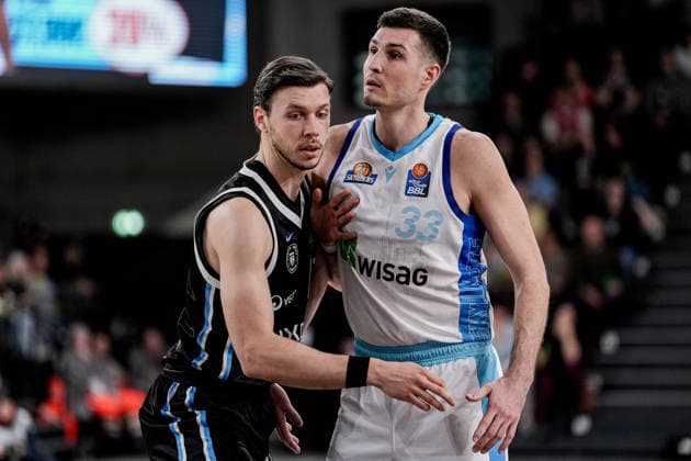 Deutschland: easyCredit BBL, Hauptrunde 2025 26, 28. Spieltag Veolia Towers Hamburg vs Frankfurt Skyliners Inselpark Arena (Hamburg): Jan Niklas Wimberg (Veolia Towers Hamburg, 17), Ryan Hawkins (Frankfurt Skyliners, 33) Copyright: xStefanxTrochax