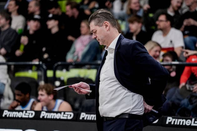 Deutschland: easyCredit BBL, Hauptrunde 2025 26, 28. Spieltag Veolia Towers Hamburg vs Frankfurt Skyliners Inselpark Arena (Hamburg): Klaus Perwas (Frankfurt Skyliners, Head-Coach) Copyright: xStefanxTrochax
