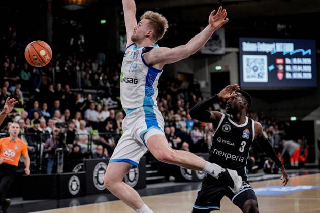 Deutschland: easyCredit BBL, Hauptrunde 2025 26, 28. Spieltag Veolia Towers Hamburg vs Frankfurt Skyliners Inselpark Arena (Hamburg): Till Pape (Frankfurt Skyliners, 19), Osaro Jürgen Rich, Osaro Juergen Rich (Veolia Towers Hamburg, 3) Copyright: xStefanxTrochax