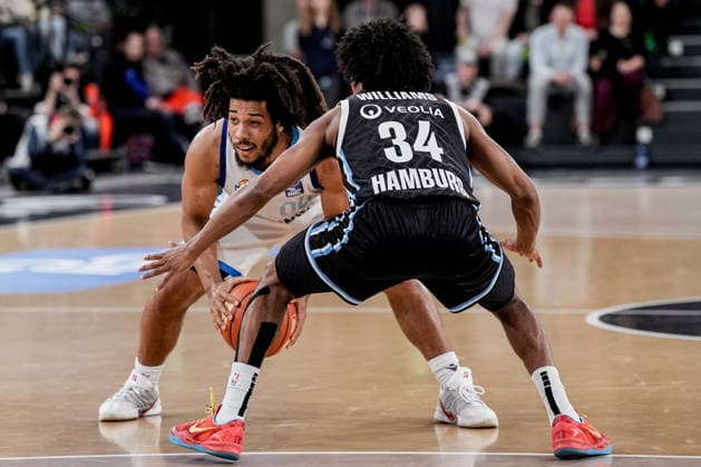 Deutschland: easyCredit BBL, Hauptrunde 2025 26, 28. Spieltag Veolia Towers Hamburg vs Frankfurt Skyliners Inselpark Arena (Hamburg): Tyger Campbell (Frankfurt Skyliners, 00), Ross Williams (Veolia Towers Hamburg, 34) Copyright: xStefanxTrochax