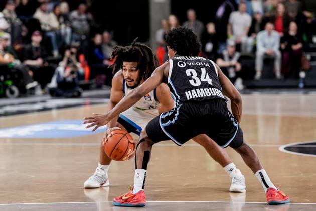 Deutschland: easyCredit BBL, Hauptrunde 2025 26, 28. Spieltag Veolia Towers Hamburg vs Frankfurt Skyliners Inselpark Arena (Hamburg): Tyger Campbell (Frankfurt Skyliners, 00), Ross Williams (Veolia Towers Hamburg, 34) Copyright: xStefanxTrochax