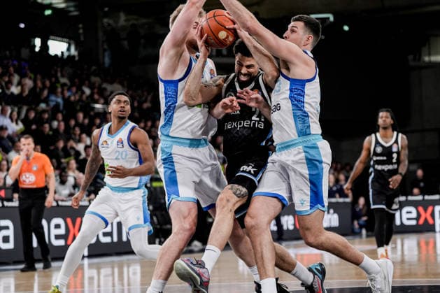 Deutschland: easyCredit BBL, Hauptrunde 2025 26, 28. Spieltag Veolia Towers Hamburg vs Frankfurt Skyliners Inselpark Arena (Hamburg): Devon Daniels (Veolia Towers Hamburg, 21) am Ball, geht durch 2 Mann durch, unterm Korb Copyright: xStefanxTrochax