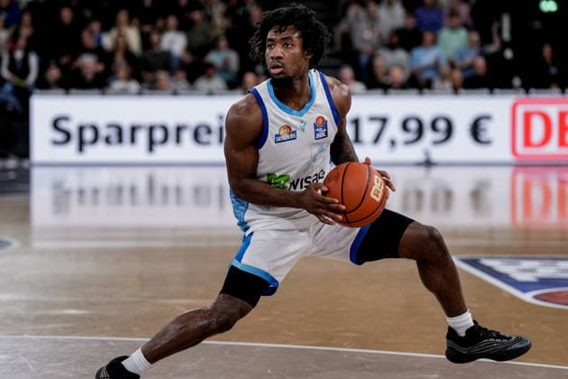 Deutschland: easyCredit BBL, Hauptrunde 2025 26, 28. Spieltag Veolia Towers Hamburg vs Frankfurt Skyliners Inselpark Arena (Hamburg): Isaiah Swope (Frankfurt Skyliners, 1) mit Ball Copyright: xStefanxTrochax