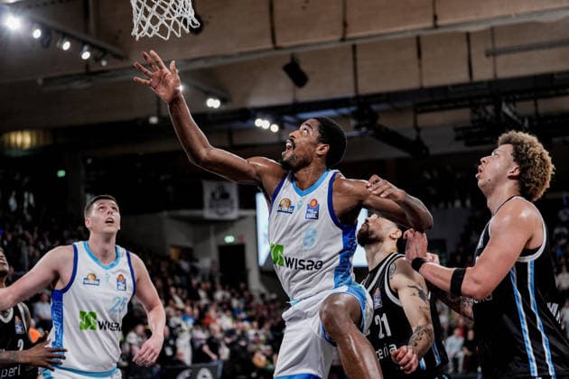 Deutschland: easyCredit BBL, Hauptrunde 2025 26, 28. Spieltag Veolia Towers Hamburg vs Frankfurt Skyliners Inselpark Arena (Hamburg): William Christmas (Frankfurt Skyliners, 8), unterm Korb, Jacob Knauf (Frankfurt Skyliners, 25) Copyright: xStefanxTrochax