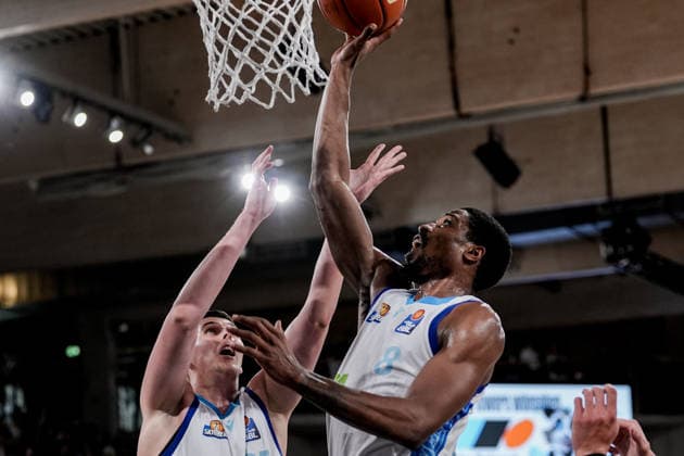 Deutschland: easyCredit BBL, Hauptrunde 2025 26, 28. Spieltag Veolia Towers Hamburg vs Frankfurt Skyliners Inselpark Arena (Hamburg): William Christmas (Frankfurt Skyliners, 8), Jacob Knauf (Frankfurt Skyliners, 25), unter dem Korb, Lay Up Korbleger Copyright: xStefanxTrochax