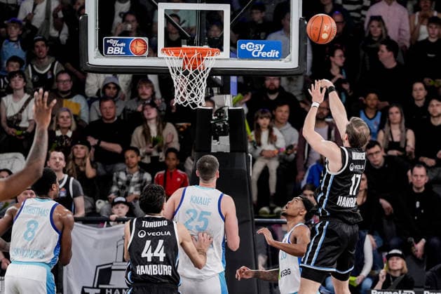 Deutschland: easyCredit BBL, Hauptrunde 2025 26, 28. Spieltag Veolia Towers Hamburg vs Frankfurt Skyliners Inselpark Arena (Hamburg): Jan Niklas Wimberg (Veolia Towers Hamburg, 17), Lay Up Korbleger, Desmond Watson (Frankfurt Skyliners, 20) Copyright: xStefanxTrochax
