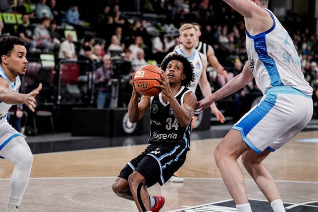 Deutschland: easyCredit BBL, Hauptrunde 2025 26, 28. Spieltag Veolia Towers Hamburg vs Frankfurt Skyliners Inselpark Arena (Hamburg): Ross Williams (Veolia Towers Hamburg, 34), mit Ball Copyright: xStefanxTrochax