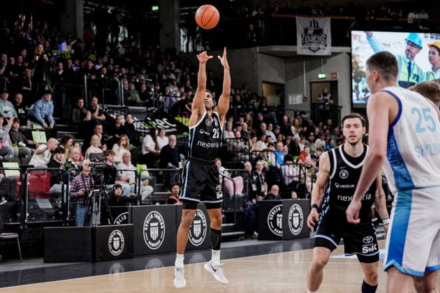 Deutschland: easyCredit BBL, Hauptrunde 2025 26, 28. Spieltag Veolia Towers Hamburg vs Frankfurt Skyliners Inselpark Arena (Hamburg): Ross Williams (Veolia Towers Hamburg, 34), Drei-Punkte-Wurf, Dreier Copyright: xStefanxTrochax