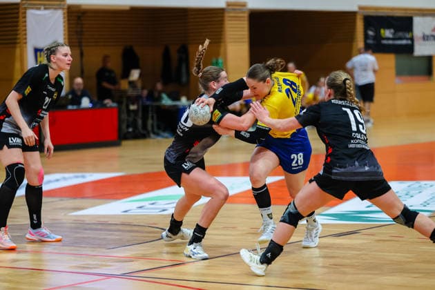 Lara Tauchmann (HC Leipzig, 28) am Ball Zweikampf, Duell, Kampf mit Rozemarijn Alderden (HC Roedertal, 30) und Natascha Foley (HC Roedertal, 19), HC Leipzig vs HC Roedertal, Handball, 2. Alsco Handball Bundesliga Frauen, 05. Spieltag, Saison 2025 2026, 05.04.2026, HC Leipzig vs HC Roedertal, Handball, 2. Alsco Handball Bundesliga Frauen, 05. Spieltag, Saison 2025 2026, 05.04.2026 Leipzig Copyright: xEibner-Pressefoto LauraxRoemerx EP_LRR