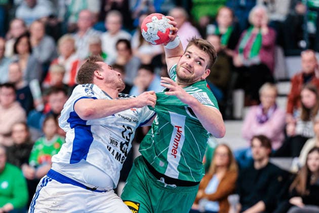 Zweikampf zwischen Niklas Weller (Handball Verein Hamburg, 13), Ian Weber (GWD Minden, 13) GER, GWD Minden vs. Handball Sport Verein Hamburg, Handball, 1. Bundesliga, 27. Spieltag, Spielzeit 2025 2026, 05.04.2026 GER, GWD Minden vs. Handball Sport Verein Hamburg, Handball, 1. Bundesliga, 27. Spieltag, Spielzeit 2025 2026, 05.04.2026 Minden Copyright: xEibner-Pressefoto JanxRollingerx EP_JSK