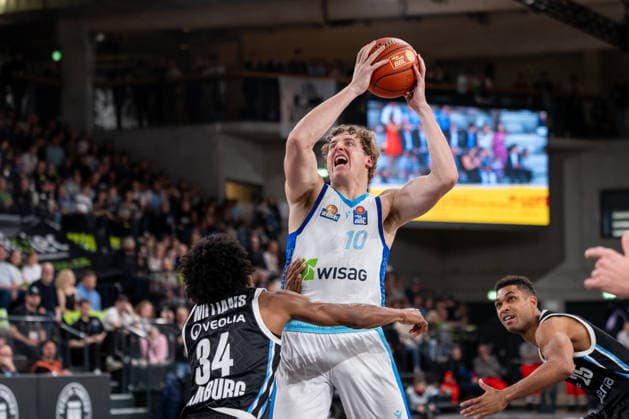 Jacob Holt (SKYLINERS Frankfurt, 10) im Dribbling gegen Ross Williams (Veolia Towers Hamburg, 34), GER, Veolia Towers Hamburg vs SKYLINERS Frankfurt, Basketball, Bundesliga, Spieltag 28, Saison 2025 2026, 05.04.2026 GER, Veolia Towers Hamburg vs SKYLINERS Frankfurt, Basketball, Bundesliga, Spieltag 28, Saison 2025 2026, 05.04.2026 Hamburg Copyright: xEibner-Pressefoto MaxxVincenx EP_MVN