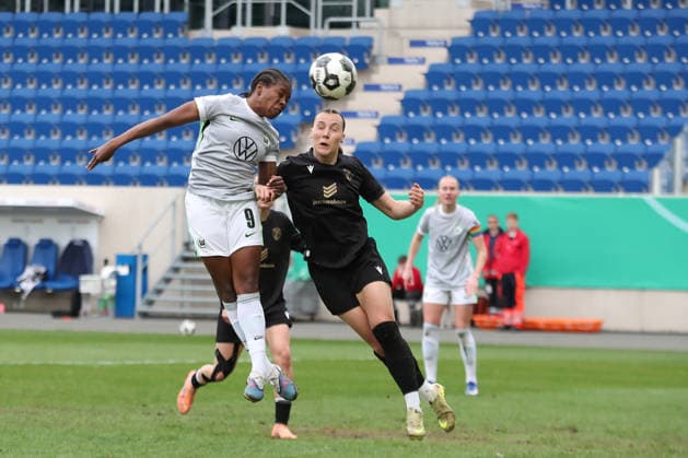 DFB-Pokal Frauen: FC Carl Zeiss Jena - VfL Wolfsburg; 05.04.26 Lineth Beerensteyn (9, VfL Wolfsburg) im Kopfball-Duell gegen Felicia Sträßer (8, Carl Zeiss Jena). Fußball, DFB-Pokal Frauen, Halbfinale: FC Carl Zeiss Jena vs. VfL Wolfsburg am 05.04.26 im Ernst-Abbe-Sportfeld ad hoc arena, Jena. DFL REGULATIONS PROHIBIT ANY USE OF PHOTOGRAPHS AS IMAGE SEQUENCES AND OR QUASI-VIDEO. Copyright: xBEAUTIFULxSPORTS JanxKaeferx