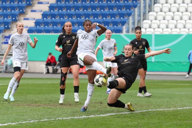 DFB-Pokal Frauen: FC Carl Zeiss Jena - VfL Wolfsburg; 05.04.26 Lineth Beerensteyn (9, VfL Wolfsburg) im Strafraum gegen Felicia Sträßer (8, Carl Zeiss Jena). Fußball, DFB-Pokal Frauen, Halbfinale: FC Carl Zeiss Jena vs. VfL Wolfsburg am 05.04.26 im Ernst-Abbe-Sportfeld ad hoc arena, Jena. DFL REGULATIONS PROHIBIT ANY USE OF PHOTOGRAPHS AS IMAGE SEQUENCES AND OR QUASI-VIDEO. Copyright: xBEAUTIFULxSPORTS JanxKaeferx