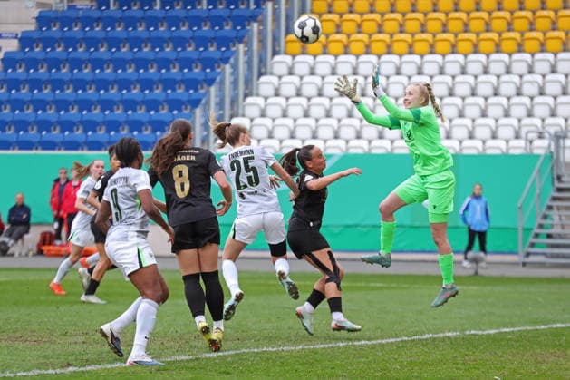 DFB-Pokal Frauen: FC Carl Zeiss Jena - VfL Wolfsburg; 05.04.26 Torwart Jasmin Janning (1, Carl Zeiss Jena) fängt den hohen Ball im Sprung. Fußball, DFB-Pokal Frauen, Halbfinale: FC Carl Zeiss Jena vs. VfL Wolfsburg am 05.04.26 im Ernst-Abbe-Sportfeld ad hoc arena, Jena. DFL REGULATIONS PROHIBIT ANY USE OF PHOTOGRAPHS AS IMAGE SEQUENCES AND OR QUASI-VIDEO. Copyright: xBEAUTIFULxSPORTS JanxKaeferx