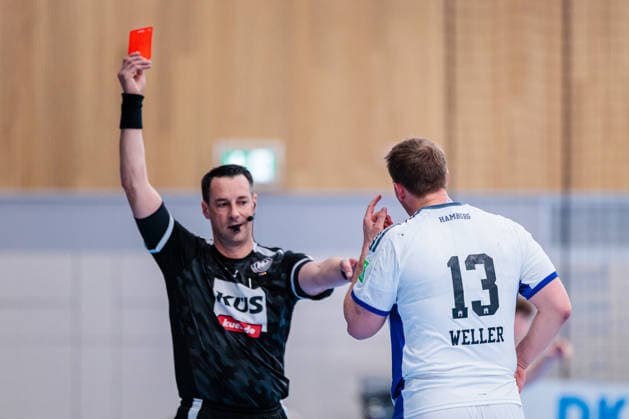 Michael Naether (Schiedsrichter) Niklas Weller (Handball Verein Hamburg, 13) durch Fabian Baumgart (Schiedsrichter) GER, GWD Minden vs. Handball Sport Verein Hamburg, Handball, 1. Bundesliga, 27. Spieltag, Spielzeit 2025 2026, 05.04.2026 GER, GWD Minden vs. Handball Sport Verein Hamburg, Handball, 1. Bundesliga, 27. Spieltag, Spielzeit 2025 2026, 05.04.2026 Minden Copyright: xEibner-Pressefoto JanxRollingerx EP_JSK