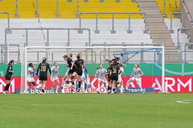 DFB-Pokal Frauen: FC Carl Zeiss Jena - VfL Wolfsburg; 05.04.26 Chance für Jena im Gewühl vor dem Wolfsburger Tor. Fußball, DFB-Pokal Frauen, Halbfinale: FC Carl Zeiss Jena vs. VfL Wolfsburg am 05.04.26 im Ernst-Abbe-Sportfeld ad hoc arena, Jena. DFL REGULATIONS PROHIBIT ANY USE OF PHOTOGRAPHS AS IMAGE SEQUENCES AND OR QUASI-VIDEO. Copyright: xBEAUTIFULxSPORTS JanxKaeferx