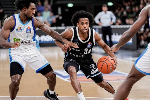 Deutschland: easyCredit BBL, Hauptrunde 2025 26, 28. Spieltag Veolia Towers Hamburg vs Frankfurt Skyliners Inselpark Arena (Hamburg): Ross Williams (Veolia Towers Hamburg, 34), Isaiah Swope (Frankfurt Skyliners, 1) Copyright: xStefanxTrochax