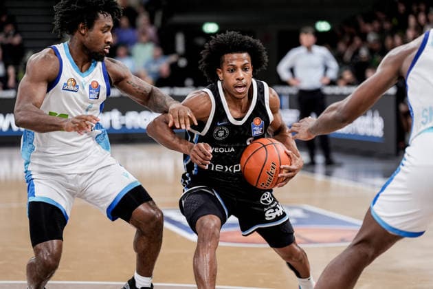 Deutschland: easyCredit BBL, Hauptrunde 2025 26, 28. Spieltag Veolia Towers Hamburg vs Frankfurt Skyliners Inselpark Arena (Hamburg): Ross Williams (Veolia Towers Hamburg, 34), Isaiah Swope (Frankfurt Skyliners, 1) Copyright: xStefanxTrochax