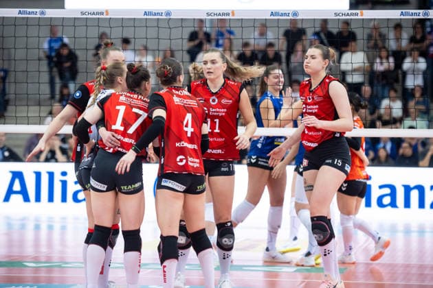Amanda Siksna (Dresdner SC, 11), Mitte und Team - Kritische Blicke im dritten Satz GER, Allianz MTV Stuttgart - Dresdner SC, Volleyball Bundesliga, VBL, Spielzeit 2025 2026, Playoffs Halbfinale, Spiel 1, 05.04.2026 GER, Allianz MTV Stuttgart - Dresdner SC, Volleyball Bundesliga, VBL, Spielzeit 2025 2026, Playoffs Halbfinale, Spiel 1, 05.04.2026 Stuttgart Copyright: xSandyxDinkelackerx EP_SDR