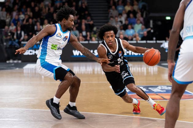 Ross Williams (Veolia Towers Hamburg, 34) im Dribbling, Isaiah Swope (SKYLINERS Frankfurt, 01), GER, Veolia Towers Hamburg vs SKYLINERS Frankfurt, Basketball, Bundesliga, Spieltag 28, Saison 2025 2026, 05.04.2026 GER, Veolia Towers Hamburg vs SKYLINERS Frankfurt, Basketball, Bundesliga, Spieltag 28, Saison 2025 2026, 05.04.2026 Hamburg Copyright: xEibner-Pressefoto MaxxVincenx EP_MVN