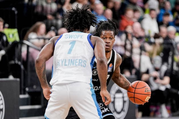 Deutschland: easyCredit BBL, Hauptrunde 2025 26, 28. Spieltag Veolia Towers Hamburg vs Frankfurt Skyliners Inselpark Arena (Hamburg): Leonard Thorpe Jr. (Veolia Towers Hamburg, 2) im Duell mit Isaiah Swope (Frankfurt Skyliners, 1) Copyright: xStefanxTrochax