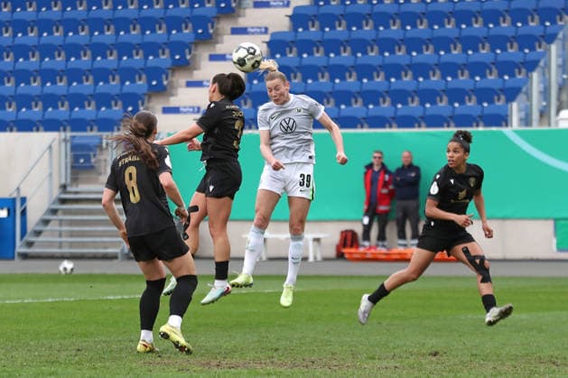 DFB-Pokal Frauen: FC Carl Zeiss Jena - VfL Wolfsburg; 05.04.26 Sarai Linder (39, VfL Wolfsburg) im Kopfball-Duell mit Nelly Juckel (31, Carl Zeiss Jena). Fußball, DFB-Pokal Frauen, Halbfinale: FC Carl Zeiss Jena vs. VfL Wolfsburg am 05.04.26 im Ernst-Abbe-Sportfeld ad hoc arena, Jena. DFL REGULATIONS PROHIBIT ANY USE OF PHOTOGRAPHS AS IMAGE SEQUENCES AND OR QUASI-VIDEO. Copyright: xBEAUTIFULxSPORTS JanxKaeferx