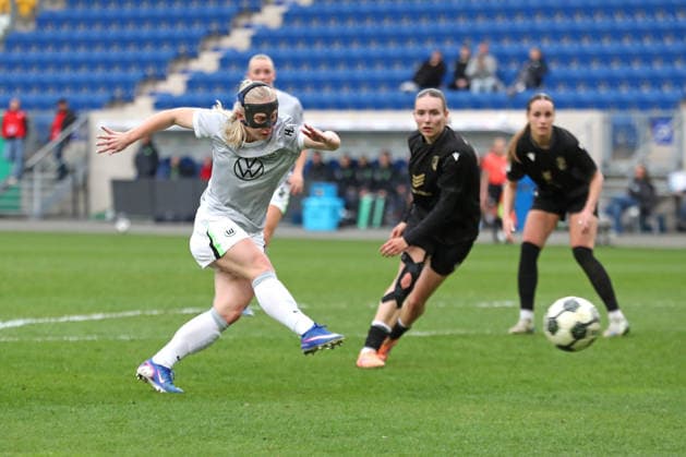 DFB-Pokal Frauen: FC Carl Zeiss Jena - VfL Wolfsburg; 05.04.26 Thea Bjelde (2, VfL Wolfsburg) mit einem Schussversuch. Fußball, DFB-Pokal Frauen, Halbfinale: FC Carl Zeiss Jena vs. VfL Wolfsburg am 05.04.26 im Ernst-Abbe-Sportfeld ad hoc arena, Jena. DFL REGULATIONS PROHIBIT ANY USE OF PHOTOGRAPHS AS IMAGE SEQUENCES AND OR QUASI-VIDEO. Copyright: xBEAUTIFULxSPORTS JanxKaeferx