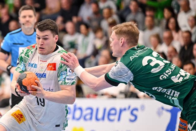 Goeppingen, Deutschland, 05.04.26: Elvar Örn Jonsson (SC Magdeburg) und Ymir Oern Gislason (FRISCH AUF! Goeppingen) im Zweikampf waehrend des Daikin Handball Bundesliga Spiels zwischen FRISCH AUF! Goeppingen vs SC Magdeburg in der EWS Arena am 05. April 2026 in Goeppingen, Deutschland. (Foto von Harry Langer DeFodi Images) Goeppingen, Germany, 05.04.26: Elvar Örn Jonsson (SC Magdeburg) und Ymir Oern Gislason (FRISCH AUF! Goeppingen) battle for the ball during the Daikin Handball Bundesliga match between FRISCH AUF! Goeppingen vs SC Magdeburg at EWS Arena on April 5, 2026 in Goeppingen, Germany. (Photo by Harry Langer DeFodi Images) (Photo by Harry Langer DeFodi Images) -