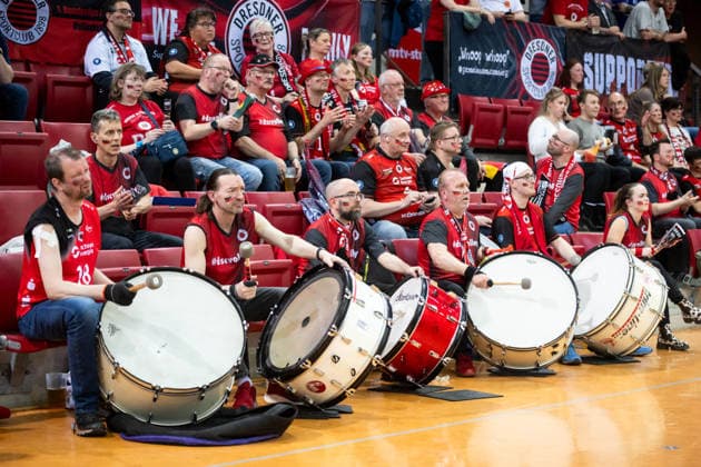 Dresdner Fans mit kritischen Blicken, sichtlich unzufrieden mit Spielverlauf GER, Allianz MTV Stuttgart - Dresdner SC, Volleyball Bundesliga, VBL, Spielzeit 2025 2026, Playoffs Halbfinale, Spiel 1, 05.04.2026 GER, Allianz MTV Stuttgart - Dresdner SC, Volleyball Bundesliga, VBL, Spielzeit 2025 2026, Playoffs Halbfinale, Spiel 1, 05.04.2026 Stuttgart Copyright: xSandyxDinkelackerx EP_SDR