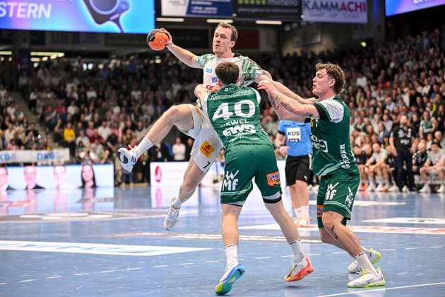 Goeppingen, Deutschland, 05.04.26: Felix Claar (SC Magdeburg), Elias Newel (FRISCH AUF! Goeppingen) und Victor Kloeve (FRISCH AUF! Goeppingen) im Zweikampf waehrend des Daikin Handball Bundesliga Spiels zwischen FRISCH AUF! Goeppingen vs SC Magdeburg in der EWS Arena am 05. April 2026 in Goeppingen, Deutschland. (Foto von Harry Langer DeFodi Images) Goeppingen, Germany, 05.04.26: Felix Claar (SC Magdeburg), Elias Newel (FRISCH AUF! Goeppingen) und Victor Kloeve (FRISCH AUF! Goeppingen) battle for the ball during the Daikin Handball Bundesliga match between FRISCH AUF! Goeppingen vs SC Magdeburg at EWS Arena on April 5, 2026 in Goeppingen, Germany. (Photo by Harry Langer DeFodi Images) (Photo by Harry Langer DeFodi Images) -