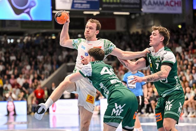 Goeppingen, Deutschland, 05.04.26: Felix Claar (SC Magdeburg), Elias Newel (FRISCH AUF! Goeppingen) und Victor Kloeve (FRISCH AUF! Goeppingen) im Zweikampf waehrend des Daikin Handball Bundesliga Spiels zwischen FRISCH AUF! Goeppingen vs SC Magdeburg in der EWS Arena am 05. April 2026 in Goeppingen, Deutschland. (Foto von Harry Langer DeFodi Images) Goeppingen, Germany, 05.04.26: Felix Claar (SC Magdeburg), Elias Newel (FRISCH AUF! Goeppingen) und Victor Kloeve (FRISCH AUF! Goeppingen) battle for the ball during the Daikin Handball Bundesliga match between FRISCH AUF! Goeppingen vs SC Magdeburg at EWS Arena on April 5, 2026 in Goeppingen, Germany. (Photo by Harry Langer DeFodi Images) (Photo by Harry Langer DeFodi Images) -
