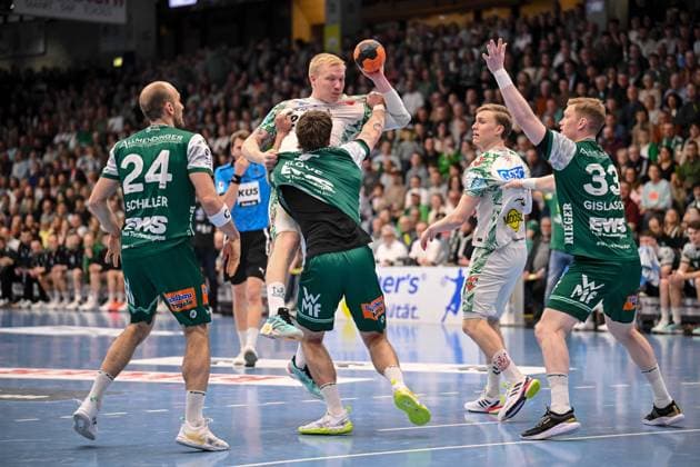 Goeppingen, Deutschland, 05.04.26: Marcel Schiller (FRISCH AUF! Goeppingen), Victor Kloeve (FRISCH AUF! Goeppingen), Gisli Kristjansson (SC Magdeburg) und Ymir Oern Gislason (FRISCH AUF! Goeppingen) im Zweikampf waehrend des Daikin Handball Bundesliga Spiels zwischen FRISCH AUF! Goeppingen vs SC Magdeburg in der EWS Arena am 05. April 2026 in Goeppingen, Deutschland. (Foto von Harry Langer DeFodi Images) Goeppingen, Germany, 05.04.26: Marcel Schiller (FRISCH AUF! Goeppingen), Victor Kloeve (FRISCH AUF! Goeppingen), Gisli Kristjansson (SC Magdeburg) und Ymir Oern Gislason (FRISCH AUF! Goeppingen) battle for the ball during the Daikin Handball Bundesliga match between FRISCH AUF! Goeppingen vs SC Magdeburg at EWS Arena on April 5, 2026 in Goeppingen, Germany. (Photo by Harry Langer DeFodi Images) (Photo by Harry Langer DeFodi Images) -