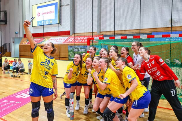 Mannschafts des HC Leipzig macht Selfie nach dem Sige, Jubel Freude nach dem Sieg, Sharleen Juliette Greschner (HC Leipzig, 20) und Team, HC Leipzig vs HC Roedertal, Handball, 2. Alsco Handball Bundesliga Frauen, 05. Spieltag, Saison 2025 2026, 05.04.2026, HC Leipzig vs HC Roedertal, Handball, 2. Alsco Handball Bundesliga Frauen, 05. Spieltag, Saison 2025 2026, 05.04.2026 Leipzig Copyright: xEibner-Pressefoto LauraxRoemerx EP_LRR