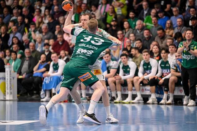 Goeppingen, Deutschland, 05.04.26: Felix Claar (SC Magdeburg) und Ymir Oern Gislason (FRISCH AUF! Goeppingen) im Zweikampf waehrend des Daikin Handball Bundesliga Spiels zwischen FRISCH AUF! Goeppingen vs SC Magdeburg in der EWS Arena am 05. April 2026 in Goeppingen, Deutschland. (Foto von Harry Langer DeFodi Images) Goeppingen, Germany, 05.04.26: Felix Claar (SC Magdeburg) und Ymir Oern Gislason (FRISCH AUF! Goeppingen) battle for the ball during the Daikin Handball Bundesliga match between FRISCH AUF! Goeppingen vs SC Magdeburg at EWS Arena on April 5, 2026 in Goeppingen, Germany. (Photo by Harry Langer DeFodi Images) (Photo by Harry Langer DeFodi Images) -