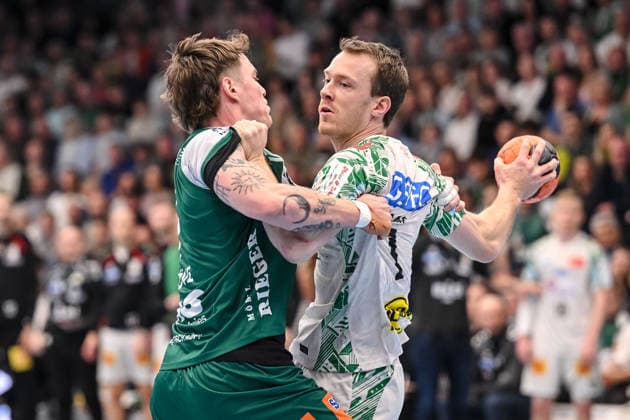 Goeppingen, Deutschland, 05.04.26: Victor Kloeve (FRISCH AUF! Goeppingen) undFelix Claar (SC Magdeburg) im Zweikampf waehrend des Daikin Handball Bundesliga Spiels zwischen FRISCH AUF! Goeppingen vs SC Magdeburg in der EWS Arena am 05. April 2026 in Goeppingen, Deutschland. (Foto von Harry Langer DeFodi Images) Goeppingen, Germany, 05.04.26: Victor Kloeve (FRISCH AUF! Goeppingen) undFelix Claar (SC Magdeburg) battle for the ball during the Daikin Handball Bundesliga match between FRISCH AUF! Goeppingen vs SC Magdeburg at EWS Arena on April 5, 2026 in Goeppingen, Germany. (Photo by Harry Langer DeFodi Images) (Photo by Harry Langer DeFodi Images) -