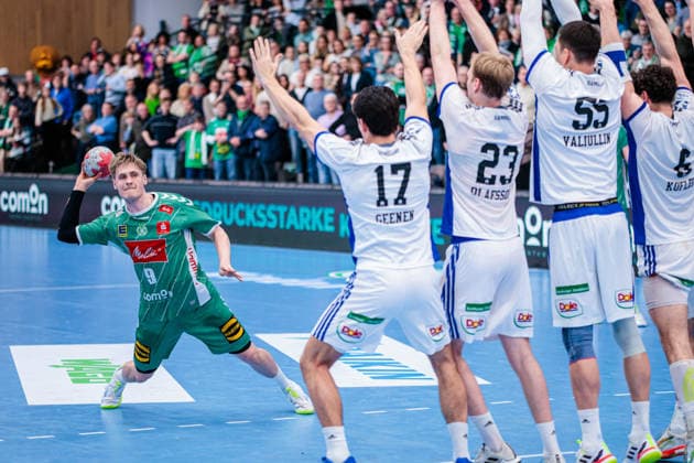 Letzter Freiwurf durch Morten Hempel Jensen (GWD Minden, 09) gegen die Abwehr von Handball Verein Hamburg GER, GWD Minden vs. Handball Sport Verein Hamburg, Handball, 1. Bundesliga, 27. Spieltag, Spielzeit 2025 2026, 05.04.2026 GER, GWD Minden vs. Handball Sport Verein Hamburg, Handball, 1. Bundesliga, 27. Spieltag, Spielzeit 2025 2026, 05.04.2026 Minden Copyright: xEibner-Pressefoto JanxRollingerx EP_JSK
