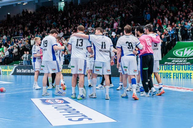 Siegesjubel nach 29:30 Sieg, Mannschaft von Handball Verein Hamburg GER, GWD Minden vs. Handball Sport Verein Hamburg, Handball, 1. Bundesliga, 27. Spieltag, Spielzeit 2025 2026, 05.04.2026 GER, GWD Minden vs. Handball Sport Verein Hamburg, Handball, 1. Bundesliga, 27. Spieltag, Spielzeit 2025 2026, 05.04.2026 Minden Copyright: xEibner-Pressefoto JanxRollingerx EP_JSK