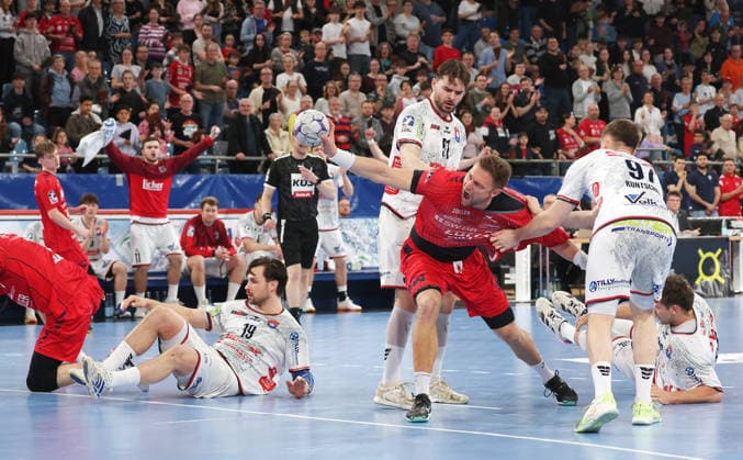 05.04.2026, Deutschland, Bietigheim, Handball 2. Bundesliga, SG BBM Bietigheim vs. TV 05 07 Hüttenberg, v.l. Hendrik Schreiber (TV), Fabian Wiederstein (BBM), David Kuntscher (TV)
