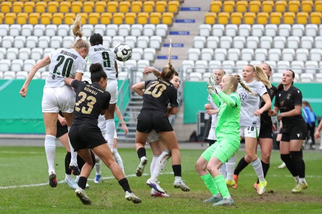 DFB-Pokal Frauen: FC Carl Zeiss Jena - VfL Wolfsburg; 05.04.26 Guro Bergsvand (20, VfL Wolfsburg) mit einer Kopfball-Chance. Fußball, DFB-Pokal Frauen, Halbfinale: FC Carl Zeiss Jena vs. VfL Wolfsburg am 05.04.26 im Ernst-Abbe-Sportfeld ad hoc arena, Jena. DFL REGULATIONS PROHIBIT ANY USE OF PHOTOGRAPHS AS IMAGE SEQUENCES AND OR QUASI-VIDEO. Copyright: xBEAUTIFULxSPORTS JanxKaeferx