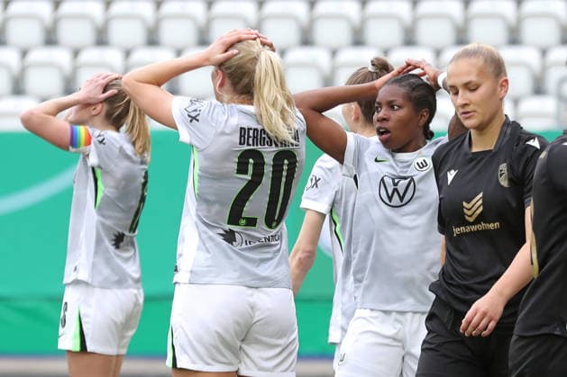 DFB-Pokal Frauen: FC Carl Zeiss Jena - VfL Wolfsburg; 05.04.26 Lineth Beerensteyn (9, VfL Wolfsburg) und Kolleginnen können die vergebene Chance nicht fassen und fassen sich an den Kopf. Fußball, DFB-Pokal Frauen, Halbfinale: FC Carl Zeiss Jena vs. VfL Wolfsburg am 05.04.26 im Ernst-Abbe-Sportfeld ad hoc arena, Jena. DFL REGULATIONS PROHIBIT ANY USE OF PHOTOGRAPHS AS IMAGE SEQUENCES AND OR QUASI-VIDEO. Copyright: xBEAUTIFULxSPORTS JanxKaeferx